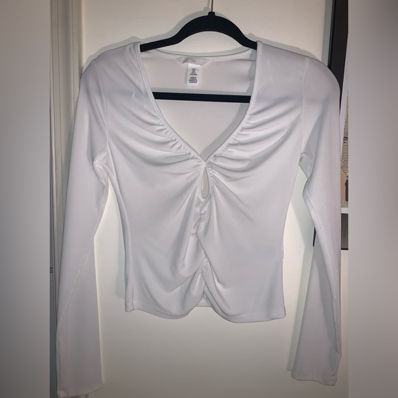 H&M Tops - NEW H&M Fitted Ruched Long Sleeve V-Neck Top (White)